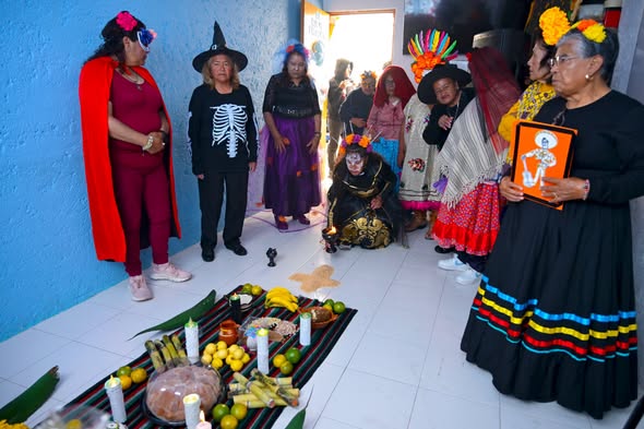 Club de Adulto Mayor de Santa Cruz elabora ofrenda de Día de Muertos