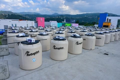 Entrega de tinacos y láminas en Huixquilucan