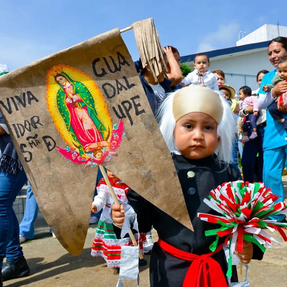 Niñas y niños de Estancia Infantil celebran desfile por el inicio de la Independencia
