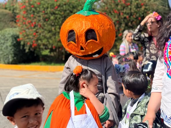 Niñas y niños celebran tradición de pedir calaverita en Complejo Rosa Mística