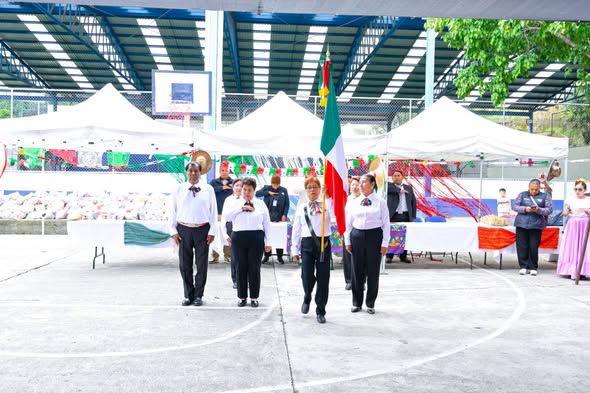 Casa de Día de Loma del Carmen celebra Mañanitas Mexicanas
