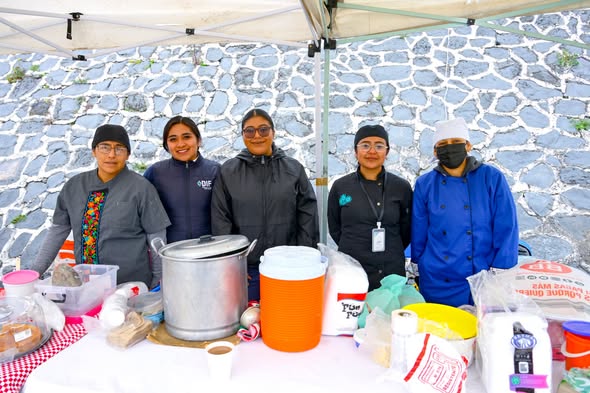 Alumnas de talleres de DIF celebran Fiestas Patrias con Mini Expo Venta